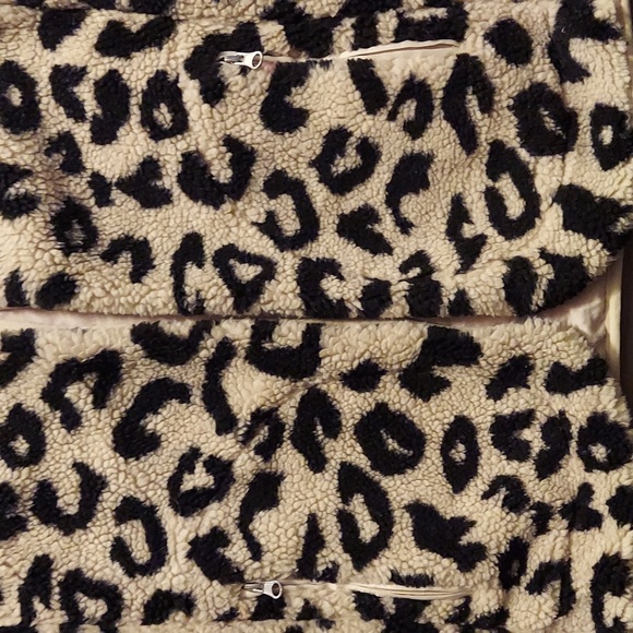 Leopard Sherpa Vest - Picture 2 of 6